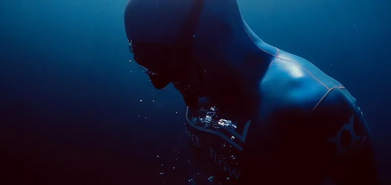 Plongeur en apnée, profil, bleu profond, concentration, immersion totale