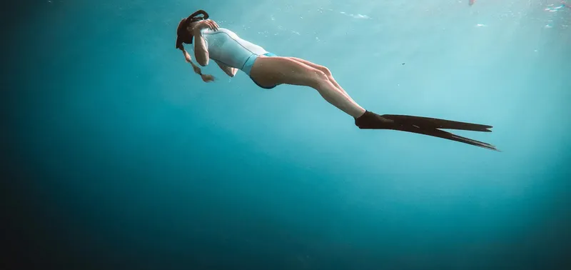 Apnée : une nageuse évolue librement dans l'eau turquoise et limpide