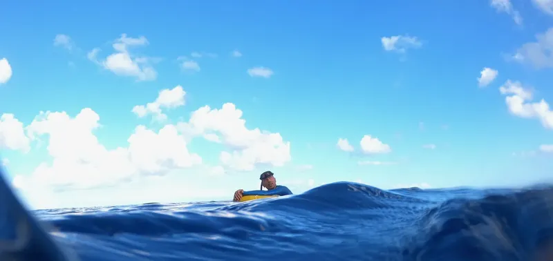 Plongeur à la surface, vue sous-marine, ciel bleu et nuages