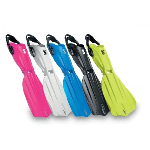 Palmes de plongée de différentes couleurs sur fond blanc uni
