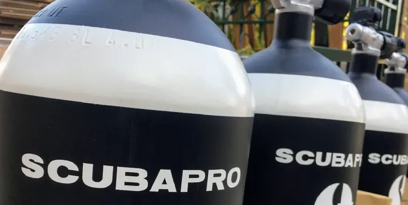 Bouteilles de plongée Scubapro alignées, prêtes pour une sortie en mer