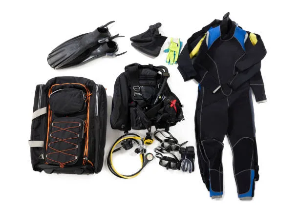 Equipement de plongée complet : combinaison, gilet, détendeur, palmes, sac