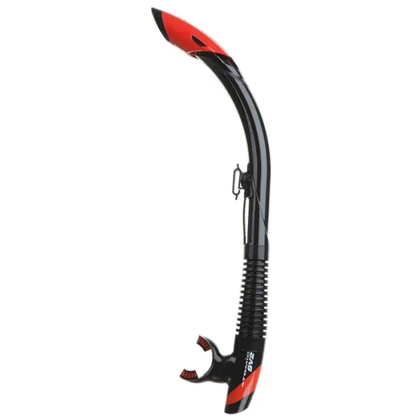 Un tuba noir et rouge courbé sur fond blanc, équipement de plongée