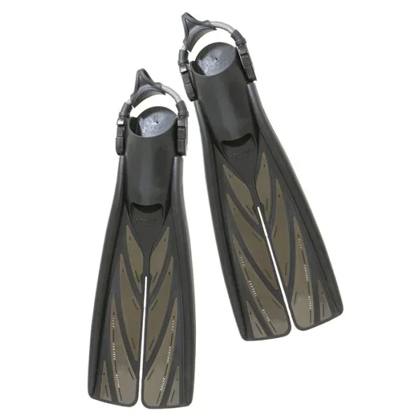 Deux paires de palmes de plongée noires et marron sur fond blanc