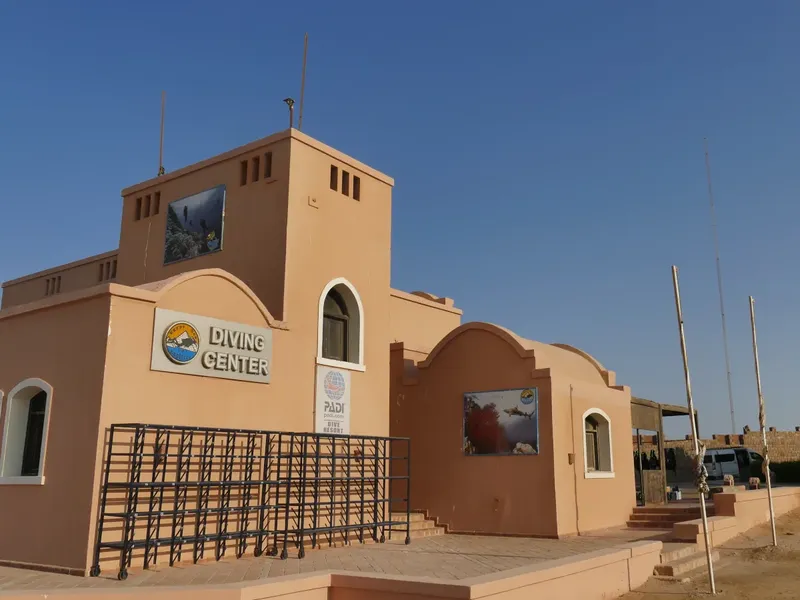 Façade d'un centre de plongée avec logo PADI et décorations marines