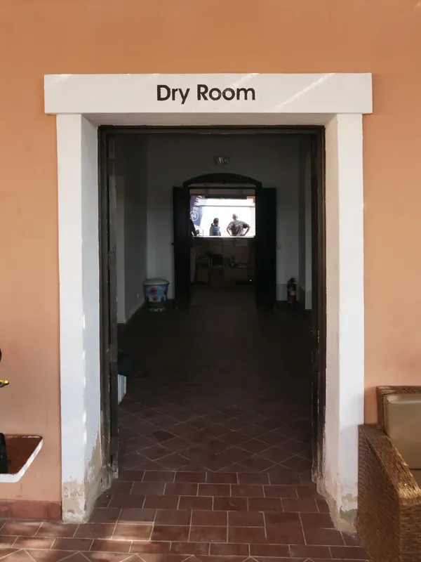 Entrée d'une pièce sombre avec l'inscription 'Dry Room' au-dessus