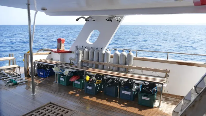 Bouteilles de plongée et équipements sur le pont d'un bateau en mer