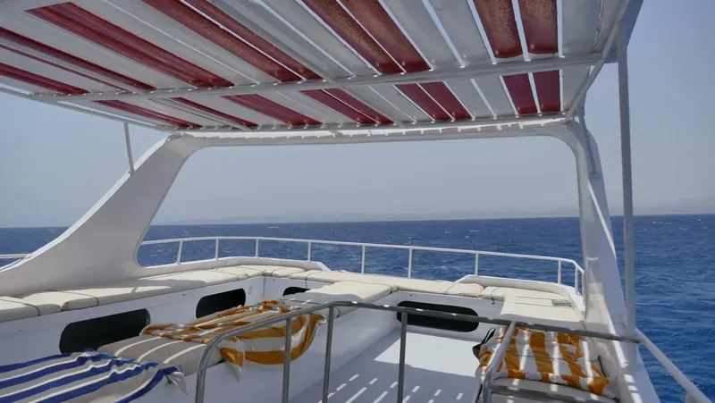 Vue depuis un bateau de plongée sur une mer bleue calme