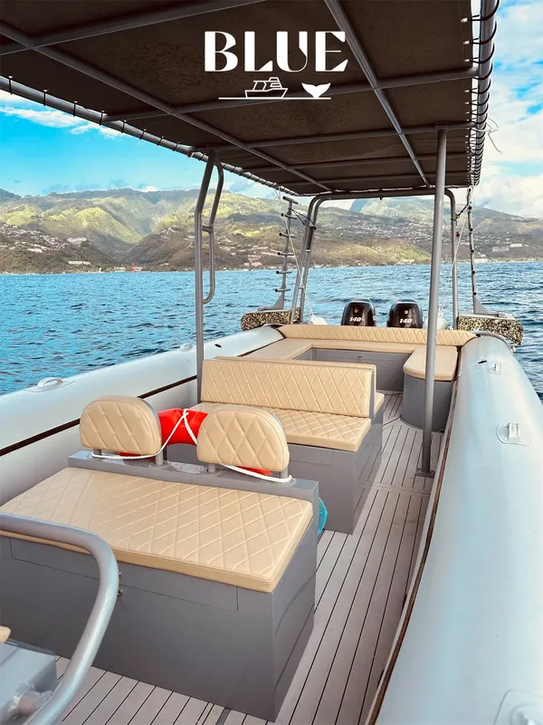 Intérieur d'un bateau de plongée avec sièges et moteurs hors-bord