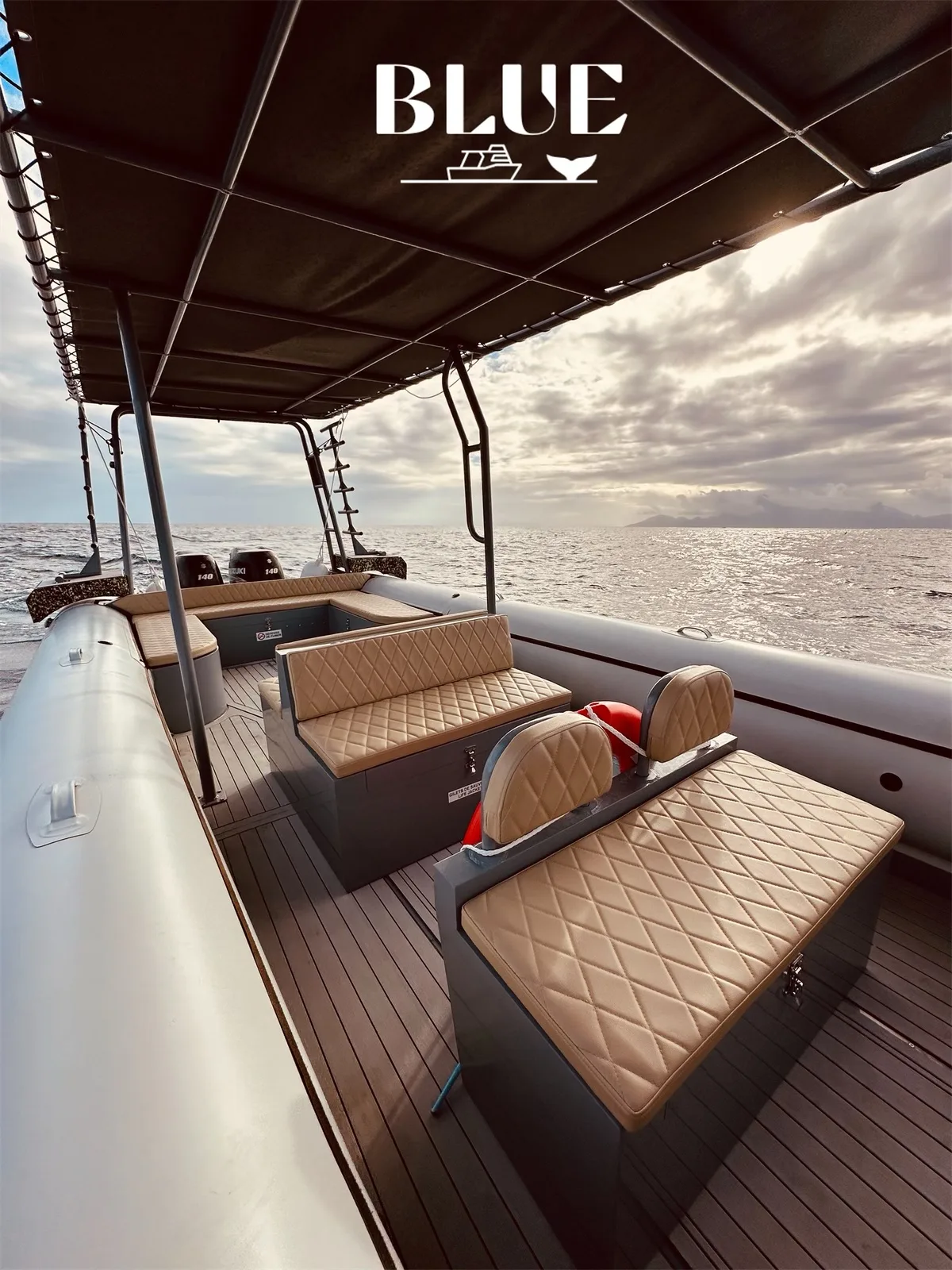 Intérieur d'un bateau de plongée avec sièges et vue sur la mer