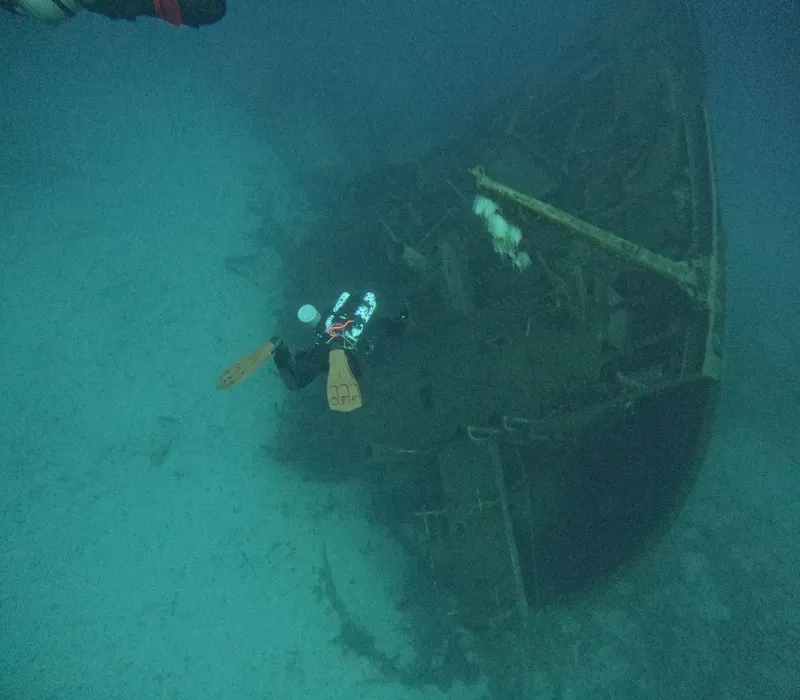 Plongeur explorant l'épave d'un bateau coulé en milieu aquatique