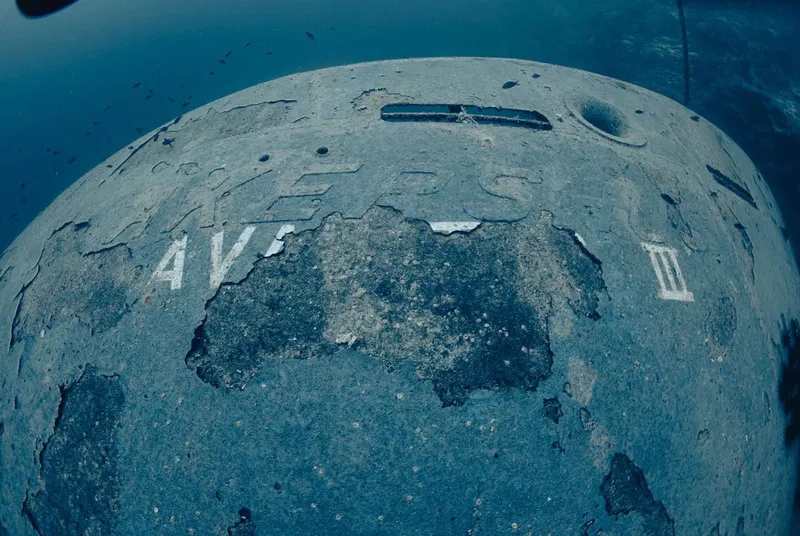 Epave de bateau vu d'en bas, surface rouillée et marine