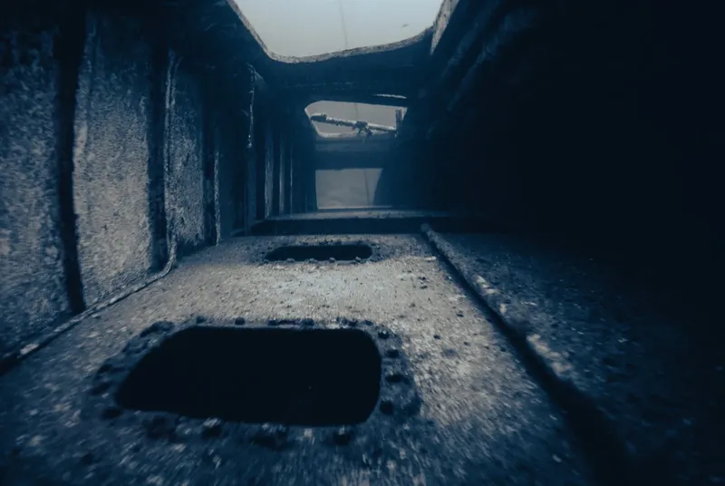 Intérieur sombre et rouillé d'une épave de bateau sous-marin