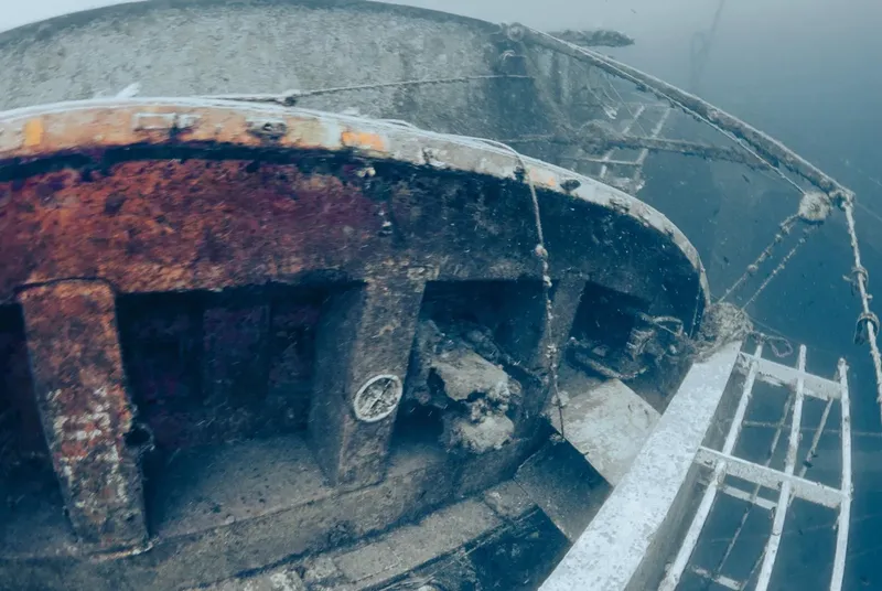 Epave rouillée sous l'eau, structure métallique dégradée et marine