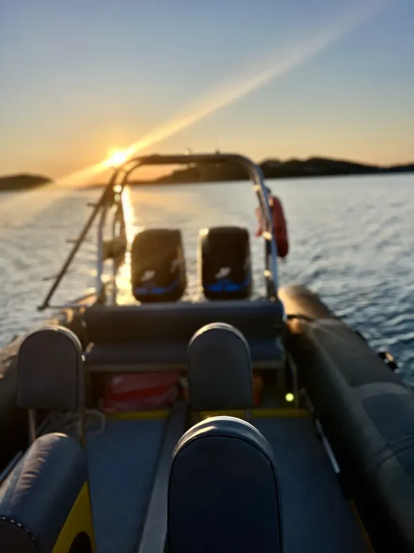 Bateau de plongée sur l'eau au coucher du soleil, vue vers l'avant
