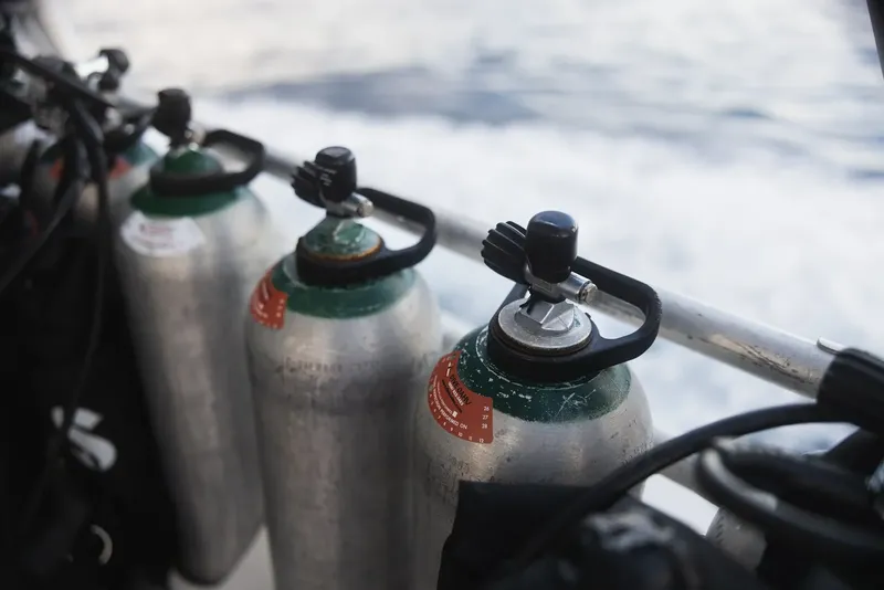 Bouteilles de plongée alignées sur le bateau avec vue sur la mer