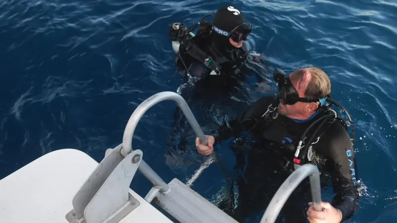 Plongeurs s'équipent sur un bateau, préparation à une immersion en mer