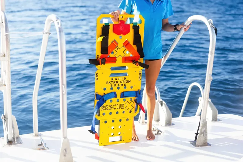 Planche de sauvetage jaune et bleue sur un bateau en mer