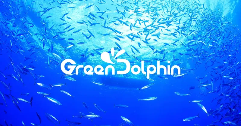 Banc de poissons argentés nageant dans l'eau bleue avec un logo