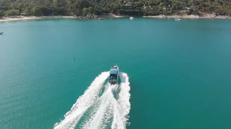 Bateau de plongée naviguant sur une eau turquoise et claire