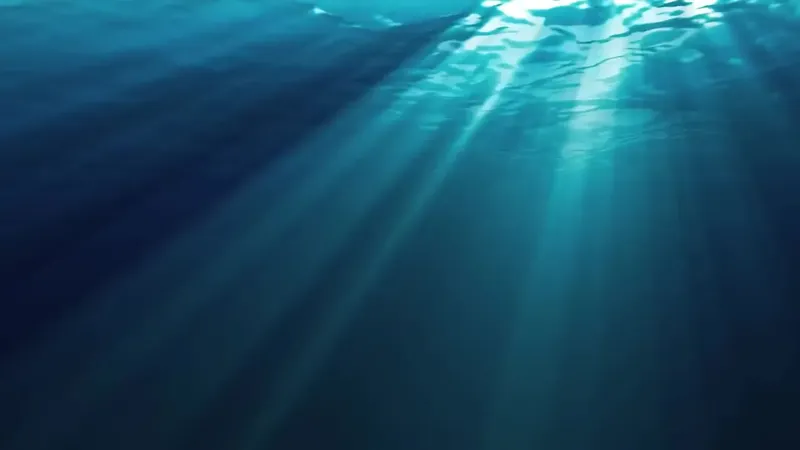 Rayons de lumière filtrant à travers l'eau bleue de l'océan