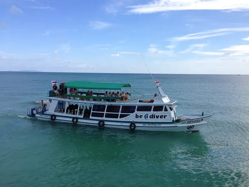 Bateau de plongée rempli de personnes naviguant sur une mer calme