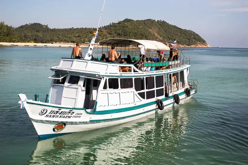 Bateau de plongée en mer avec des passagers à bord