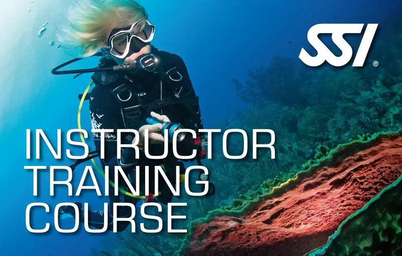 Plongeuse en formation d'instructeur, récif corallien, logo SSI visible