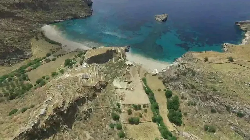 Vue aérienne d'une plage, d'un centre et de bâtiments environnants