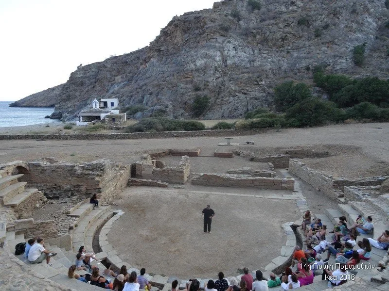 Spectateurs assis dans un amphithéâtre antique face à un homme