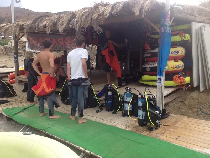 Plongeurs se préparant avec leur équipement sur une plage ensoleillée
