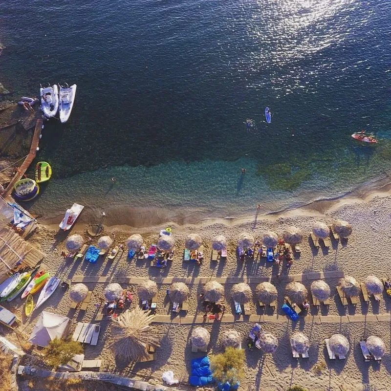 Vue aérienne d'une plage avec des parasols et des personnes