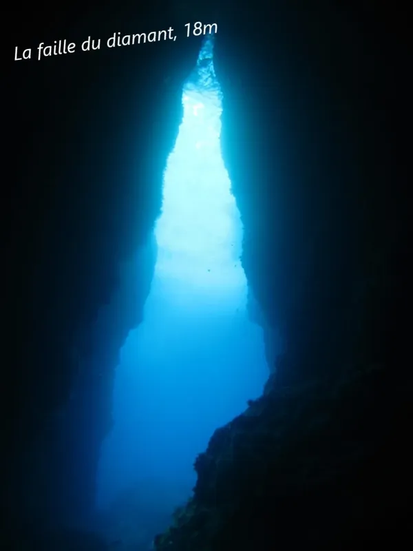 Ouverture vers la lumière dans une grotte sous-marine profonde
