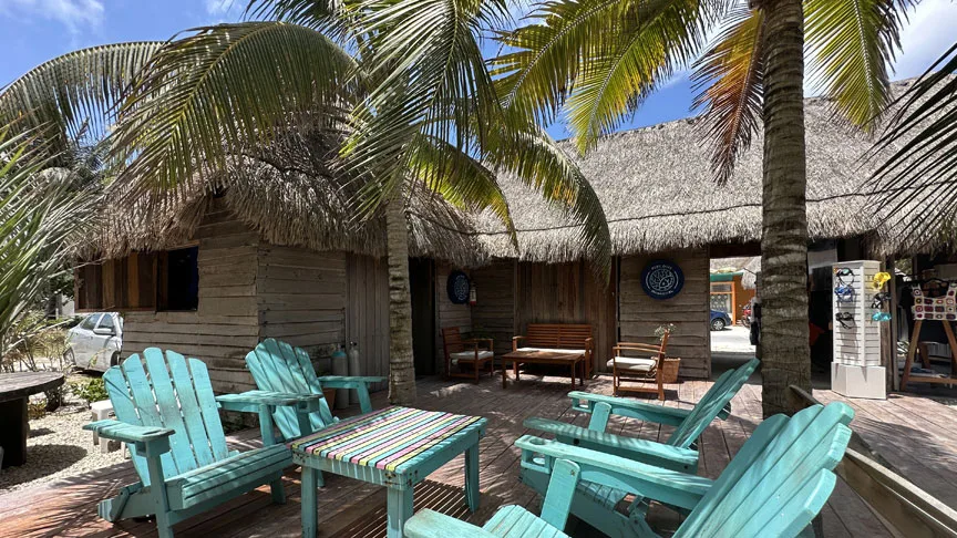 Terrasse de détente avec mobilier en bois turquoise et palmiers