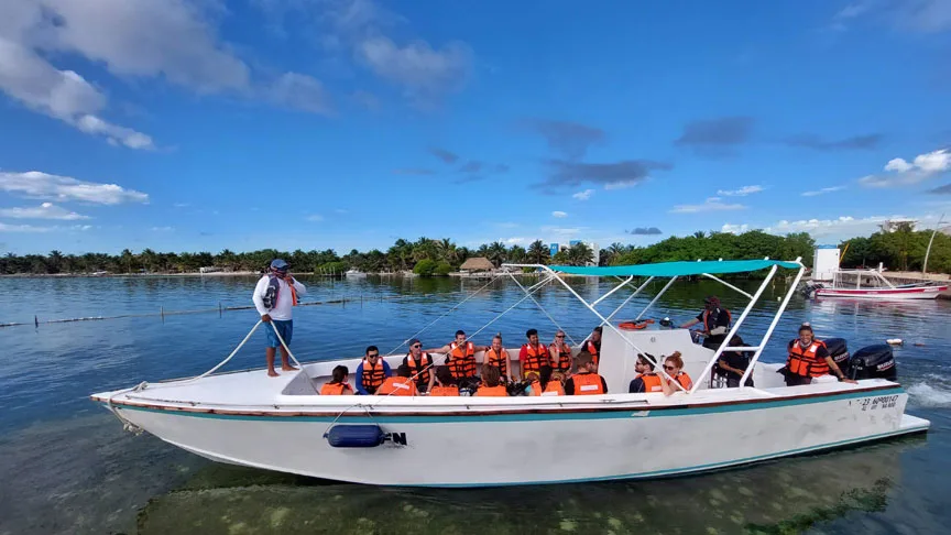 Groupe de personnes en gilets de sauvetage sur un bateau en mer