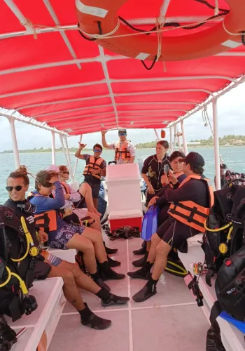 Plongée : groupe de personnes équipées sur un bateau en mer