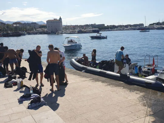 Plongée : préparation des équipements et embarquement sur un bateau pneumatique