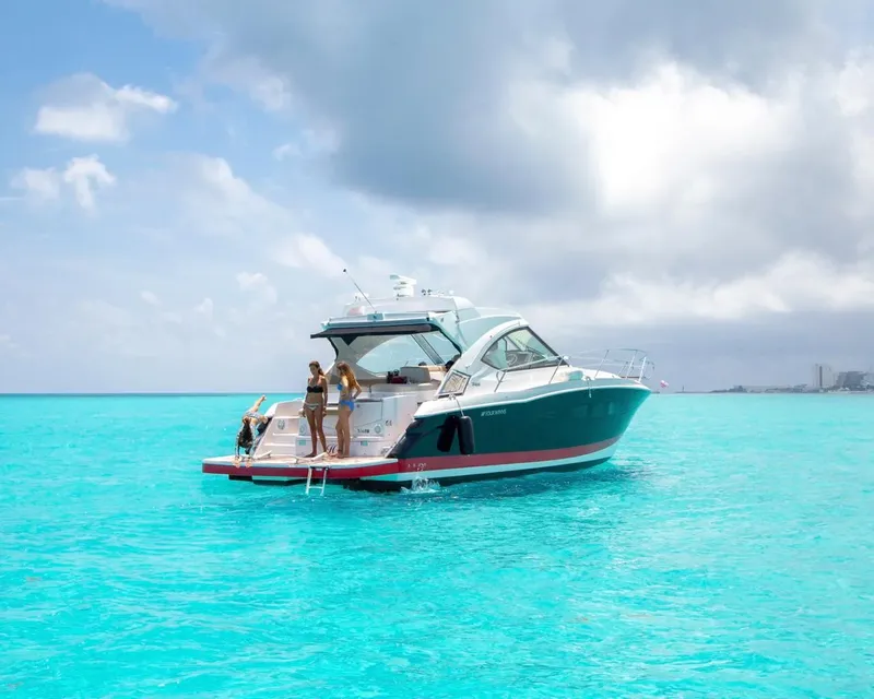 Deux personnes sur un bateau de plaisance en mer turquoise