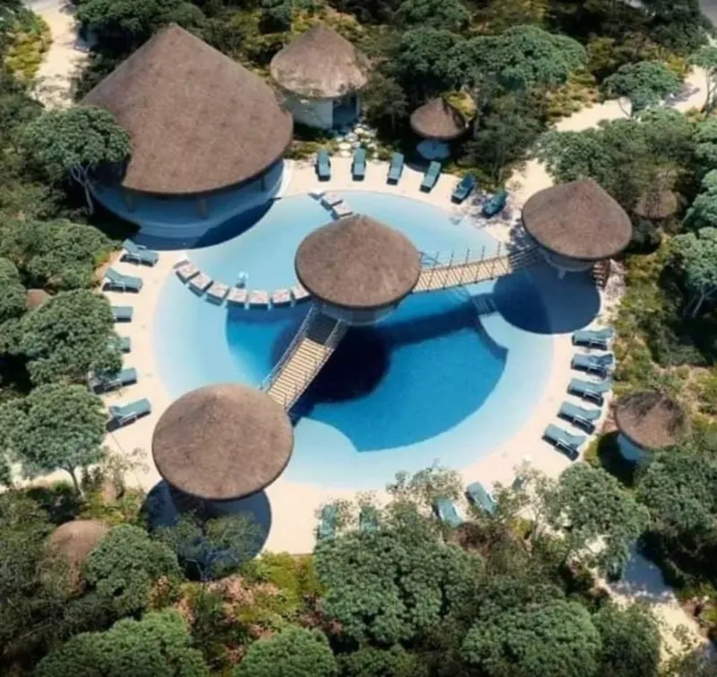 Vue aérienne d'un complexe hôtelier avec piscine et bungalows
