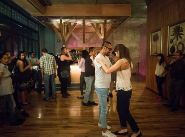 Groupe de personnes dans un espace intérieur avec parquet et décoration