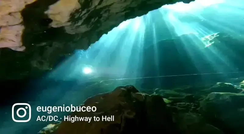 Vue sous-marine avec rayons de lumière et inscription AC/DC