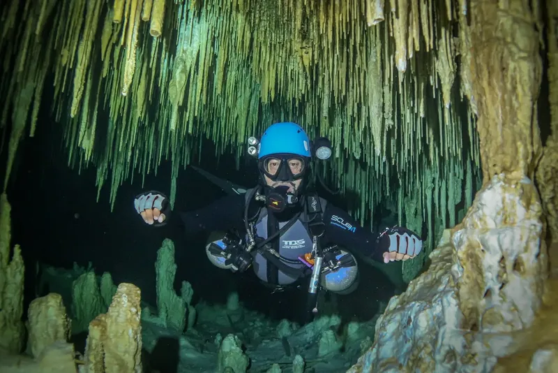 Plongeur en grotte sous-marine, stalactites, équipement complet, exploration aquatique