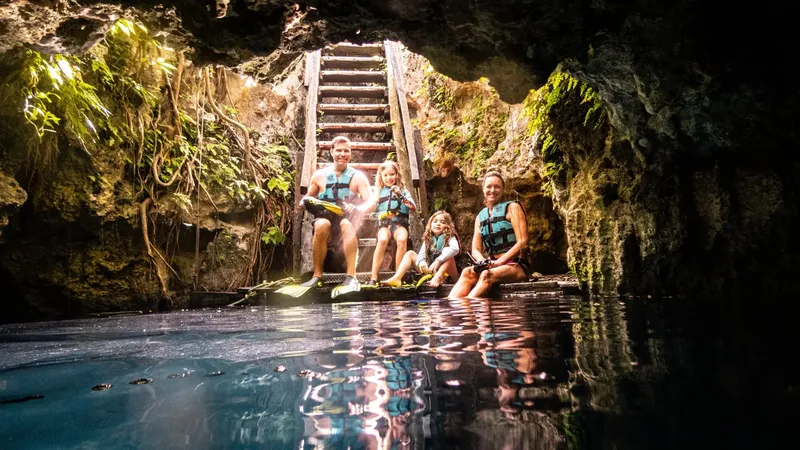 Famille en gilets de sauvetage dans une grotte sous-marine éclairée