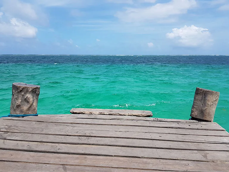 Vue d'un ponton en bois sur une mer turquoise et calme