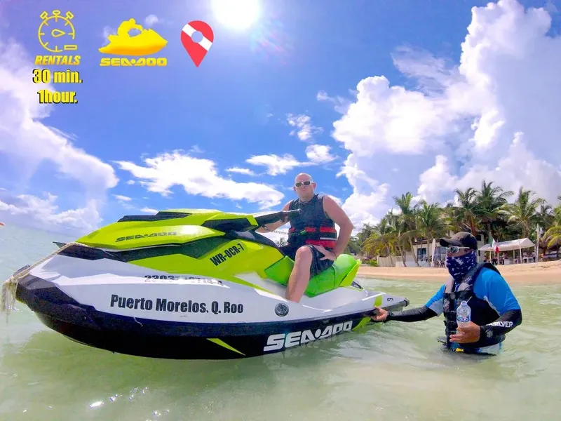 Homme et femme sur un jet ski turquoise dans une eau claire