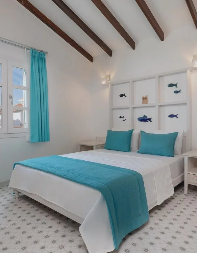 Chambre d'hôtel avec décoration marine, lit fait, ambiance reposante