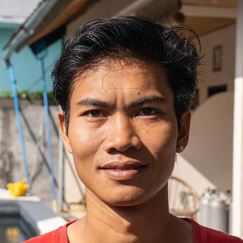 Portrait rapproché d'un homme souriant, regardant directement l'objectif