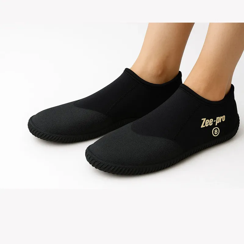 Paire de chaussons de plongée noirs sur fond blanc clair