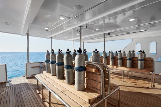Rangées de bouteilles de plongée sur le pont d'un bateau de croisière