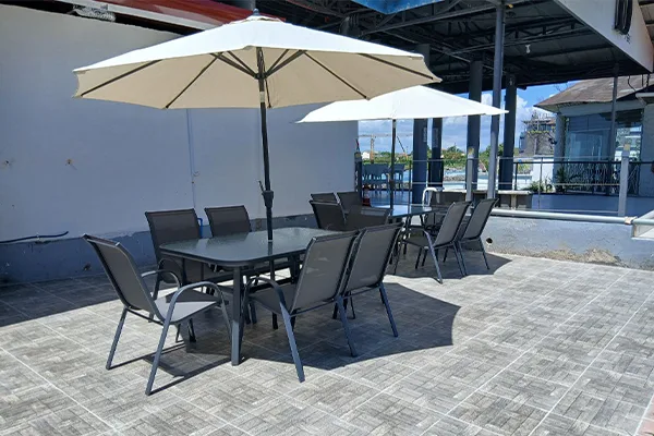 Terrasse ombragée avec tables et chaises, espace de détente extérieur